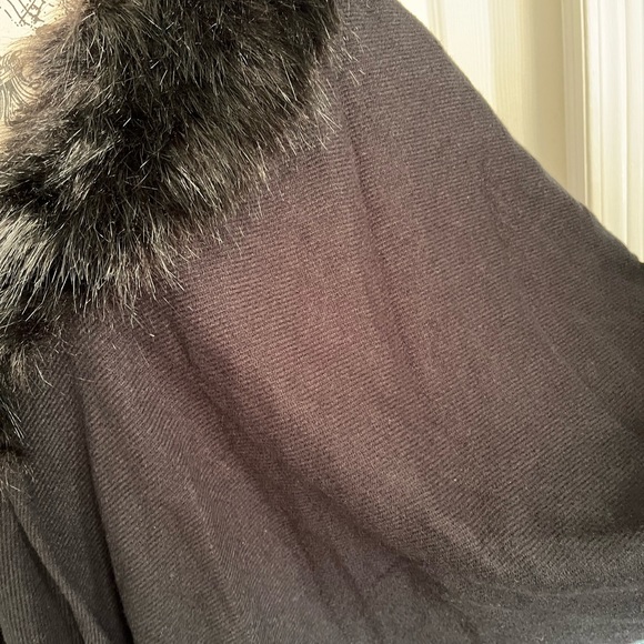 New faux fur collar poncho - Picture 4 of 7